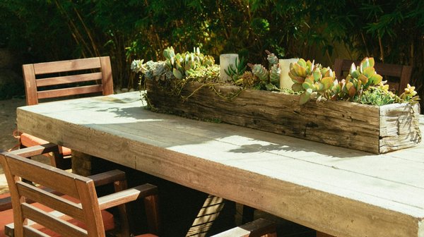 Comment préparer un pesto maison avec des herbes fraîches du jardin ?