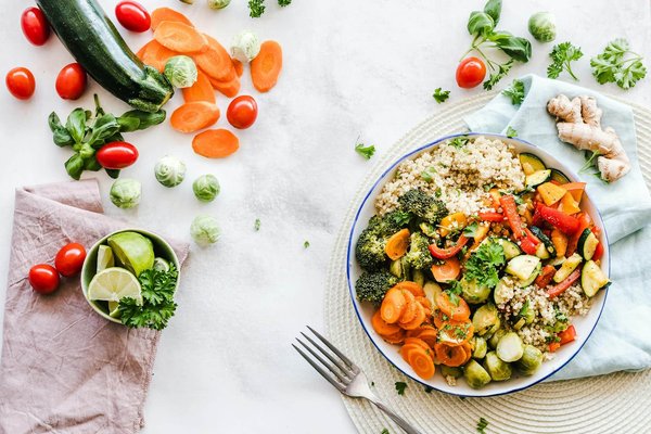 Quelle est la meilleure méthode pour une salade de quinoa, pois chiches et légumes rôtis ?